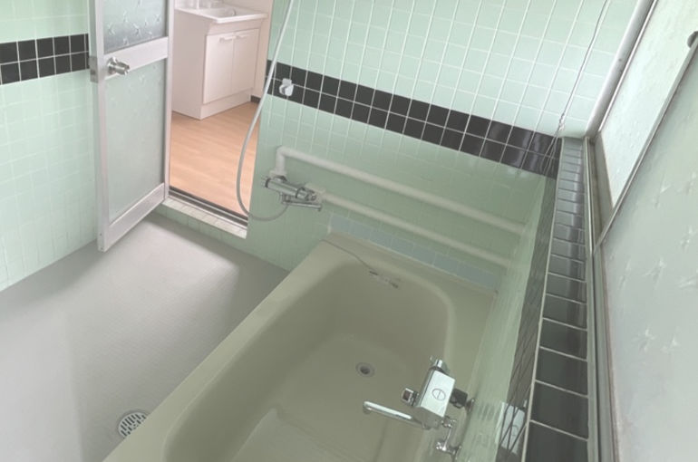 竹田市にて在来のタイル風呂の浴槽交換と床張り替えトイレ工事をいたしました